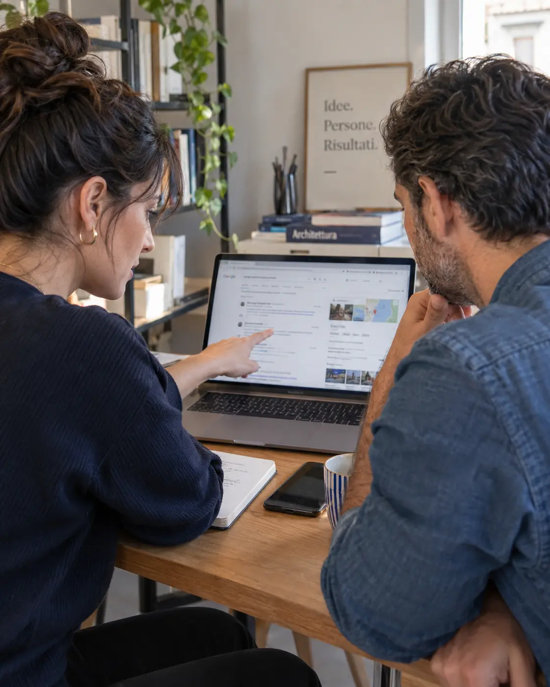 Due professionisti analizzano i risultati di una ricerca su Google